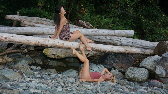 Femininity and Friendship: A Silent Dialgue